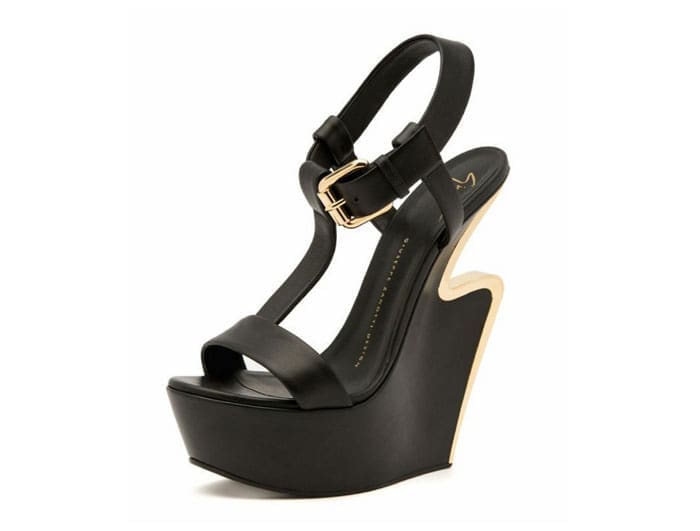 Wedge sandal with signature "G" design