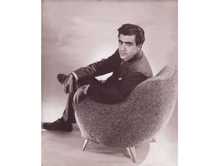 Vladimir Kagan in the early
days, sitting in his barrel chair
design.