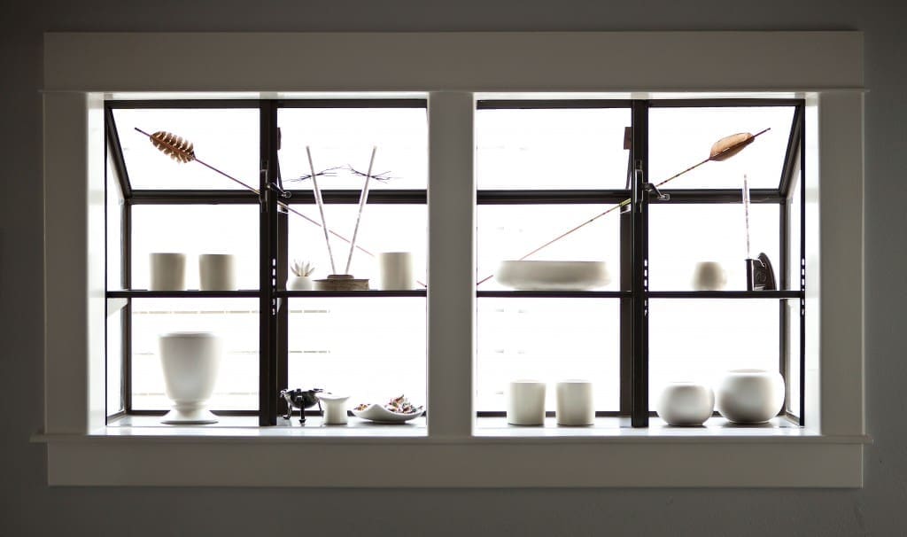 A window niche holds the
artist’s trove of pottery,
alongside handmade arrow
sculptures by Fredericks +
Mae, a gift from her sister.