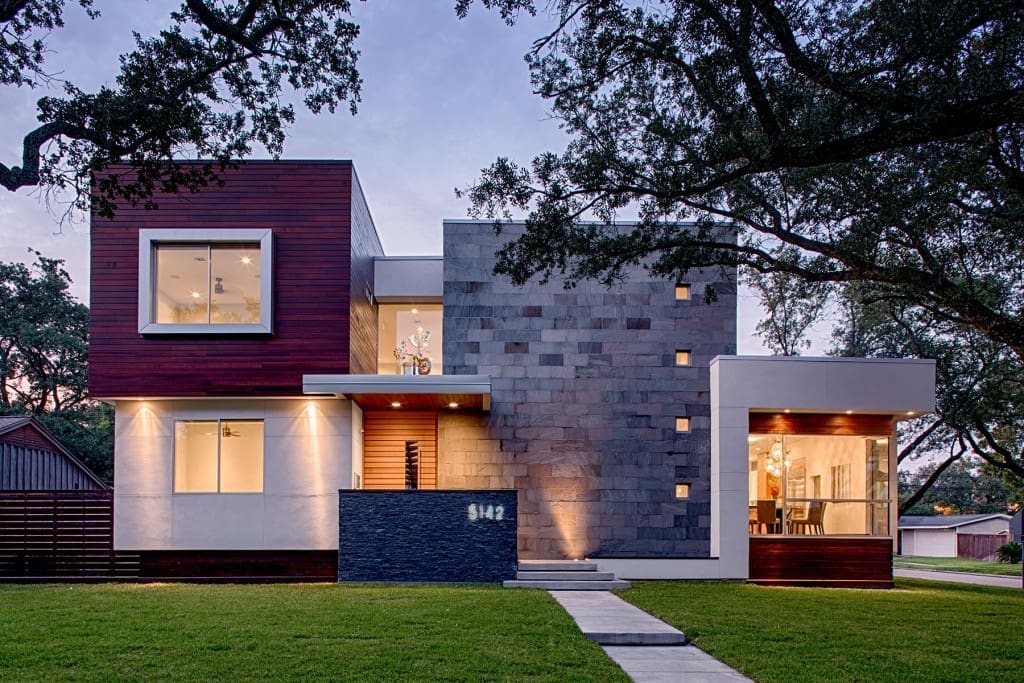 Inside the Bellaire neighborhood, Keith Messick from Merge Architects created a house supported by concrete piers – an elegant way to mitigate the impact of a flood. 