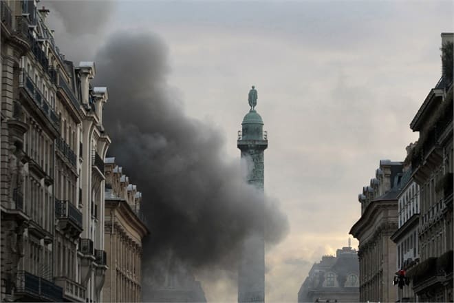 Stunning Ritz Paris Fire Isolated: Landmark Hotel No Longer in Jeopardy, Reopening Date Uncertain