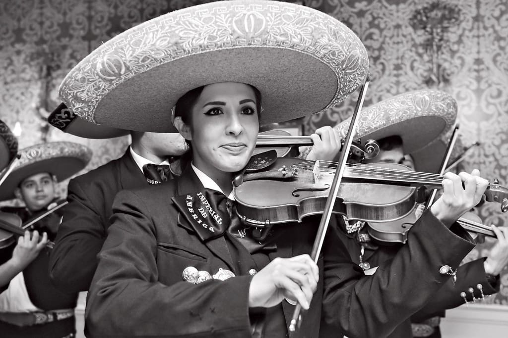 Live music ushered in the reception guests
