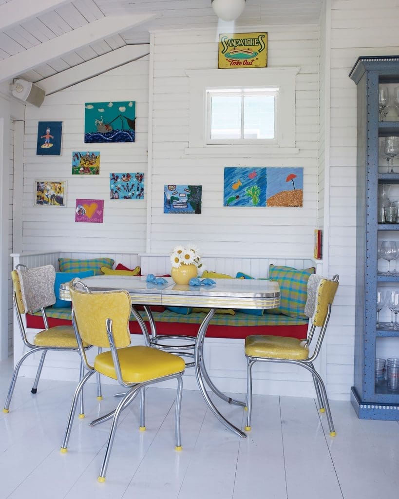 The breakfast nook’s retro table
and chairs are from eBay. Children’s artwork decorates the walls.