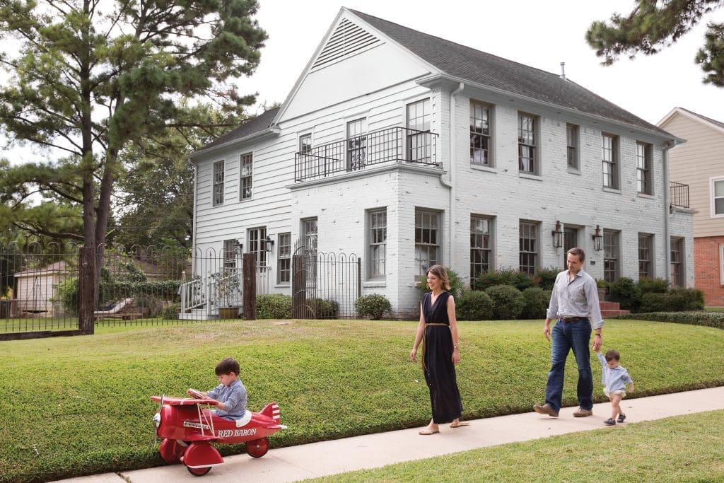 Courtney Barton, dressed in Mirth Caftans,
with husband JJ and sons Ory and Theo in
front of their 1946 Idylwood home.