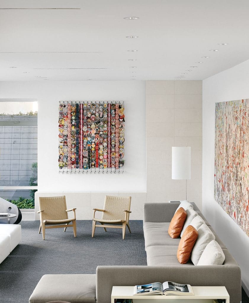 In the living room, B&B Italia sofa from Internum. Vintage 1950s Hans Wegner armchairs. Mixed-media artwork is
Jacob Hashimoto’s Untitled.