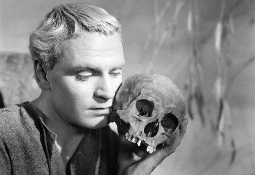 Tom Wolfe Can’t Shake His Critics, Blue Reigns Supreme and a Gravedigger’s Moment of Truth: What We’re Reading