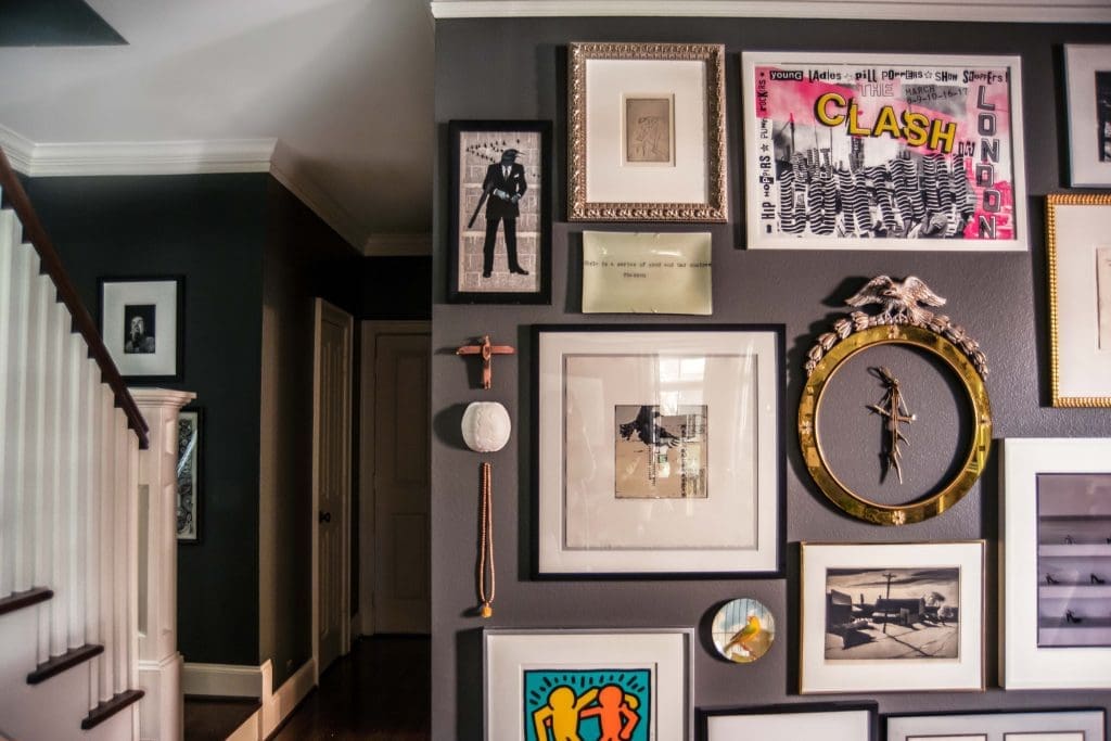 Dining-room gallery wall displays Van Hayes silkscreens; a photo by Achor Hayes’ father; Keith Haring serigraph Best Buddies from
Haring’s Pop Shop, purchased during New York Fashion Week in the 1980s; Allison V. Smith’s Prada Marfa photograph; John Derian
dish; The Clash poster, a souvenir from a London concert.