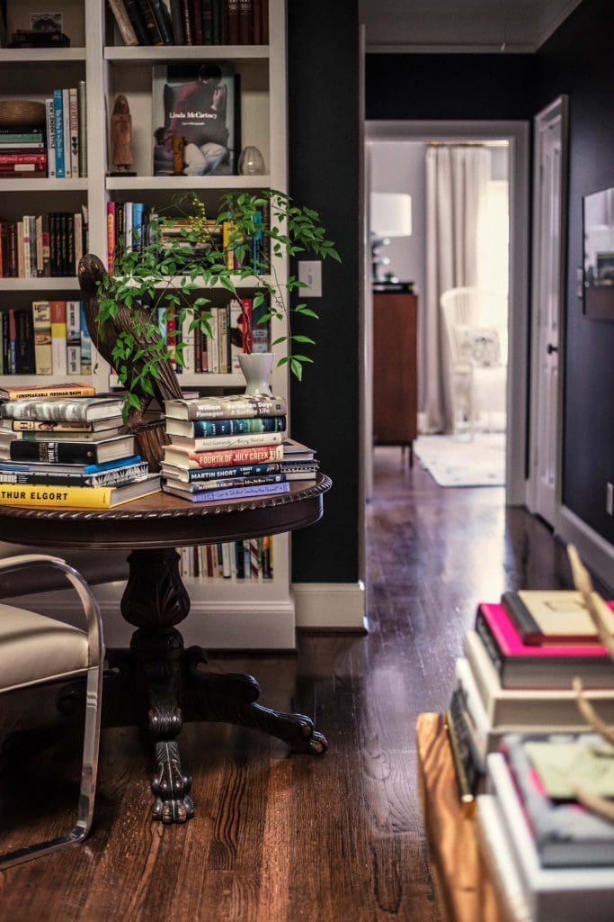 On the upstairs landing, custom shelves by Trey Bartosh and Joe Dann store books on fashion,
photography, music, horses, art, and the American West. The claw-foot table belonged to Achor
Hayes’ grandmother. Leather Brno chairs from Antiques Moderne.