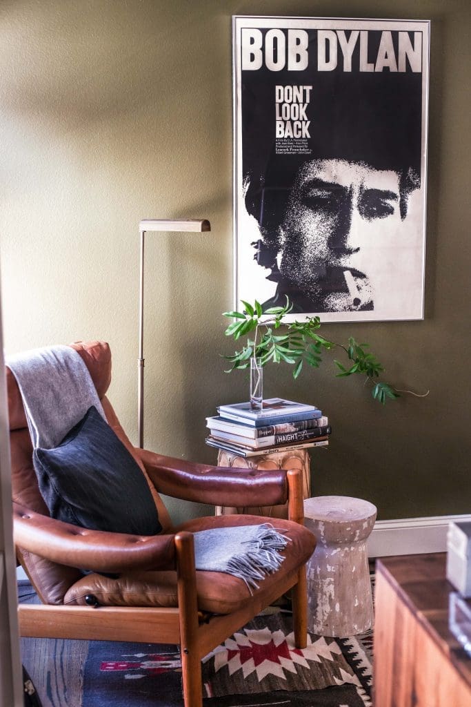 In the study, Van Hayes’ vintage Bob
Dylan poster from Santa Fe. The Navajo
rugs belonged to Tracy Achor Hayes’
parents. Chair from Antiques Moderne.