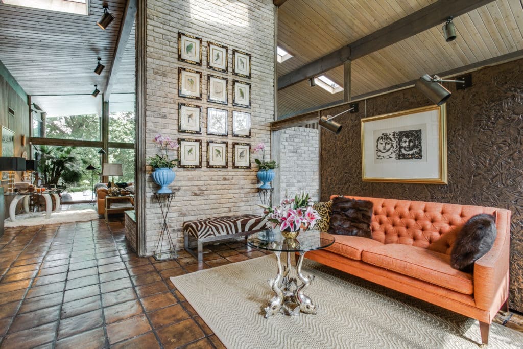 Dallas’ Private Lake House: This Rare One-Story Wonder Wows Thanks to a Design Star’s Worldly Touch