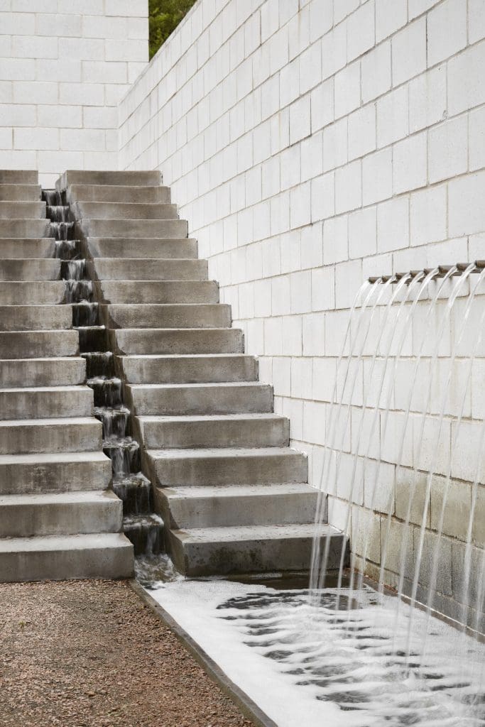 David Hocker created a contemporary version of a traditional Italian villa garden, with water runnel, pond, fountain,
and decomposed granite gravel.