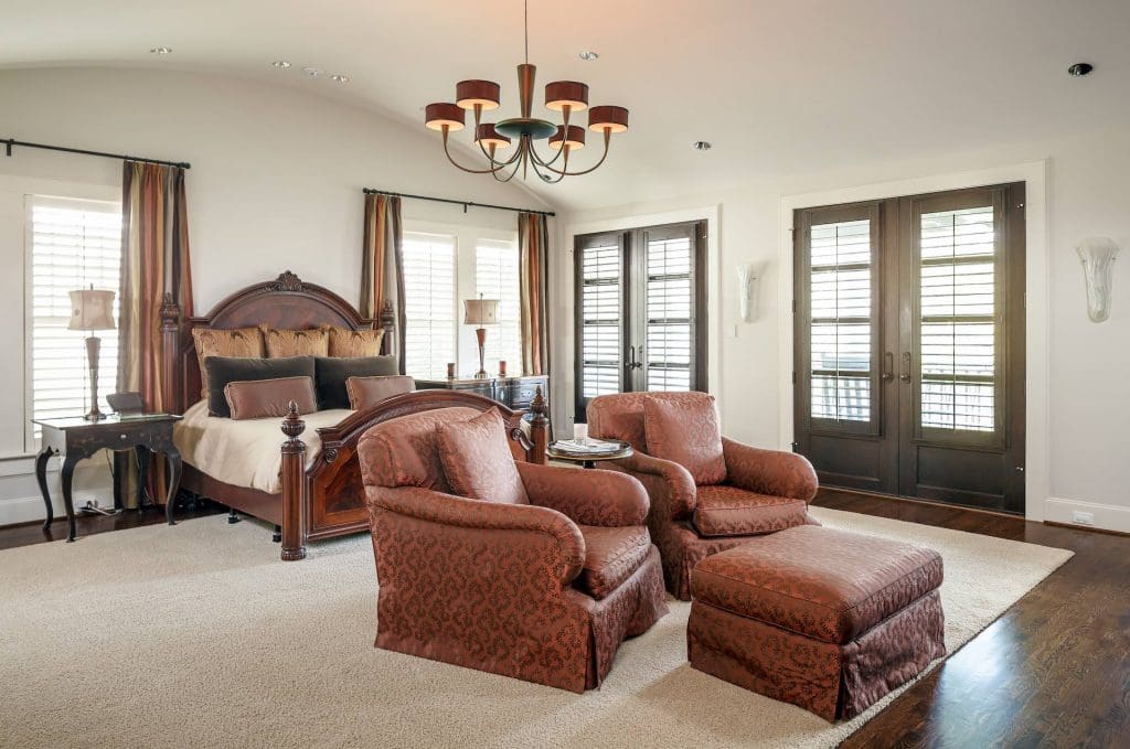 The master bedroom, with a balcony overlooking the pool. 