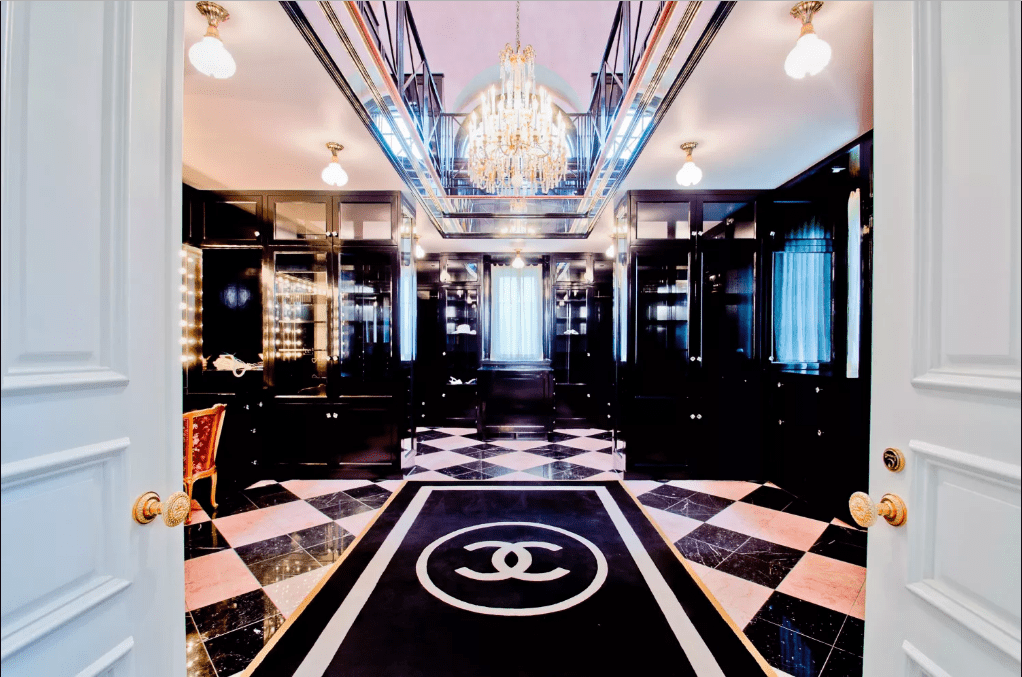 The Hall of Mirrors bathroom is something to remember.