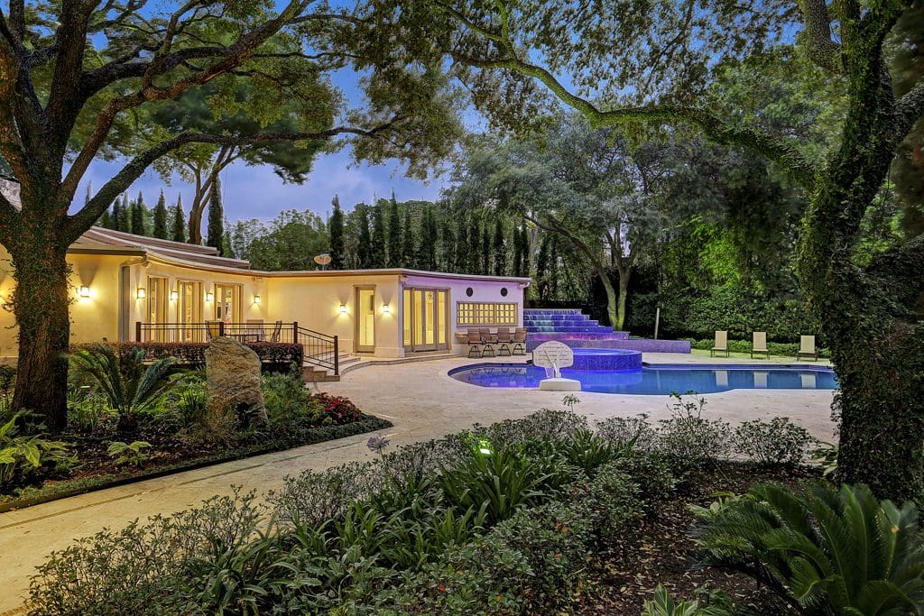 Connected to the residence via broad Beaumaniere French limestone walkways bordered by lushly landscaped planting beds is the sophisticated pool house. 