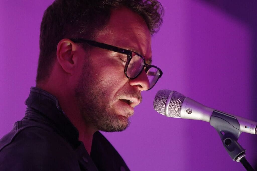 Amos Lee performing