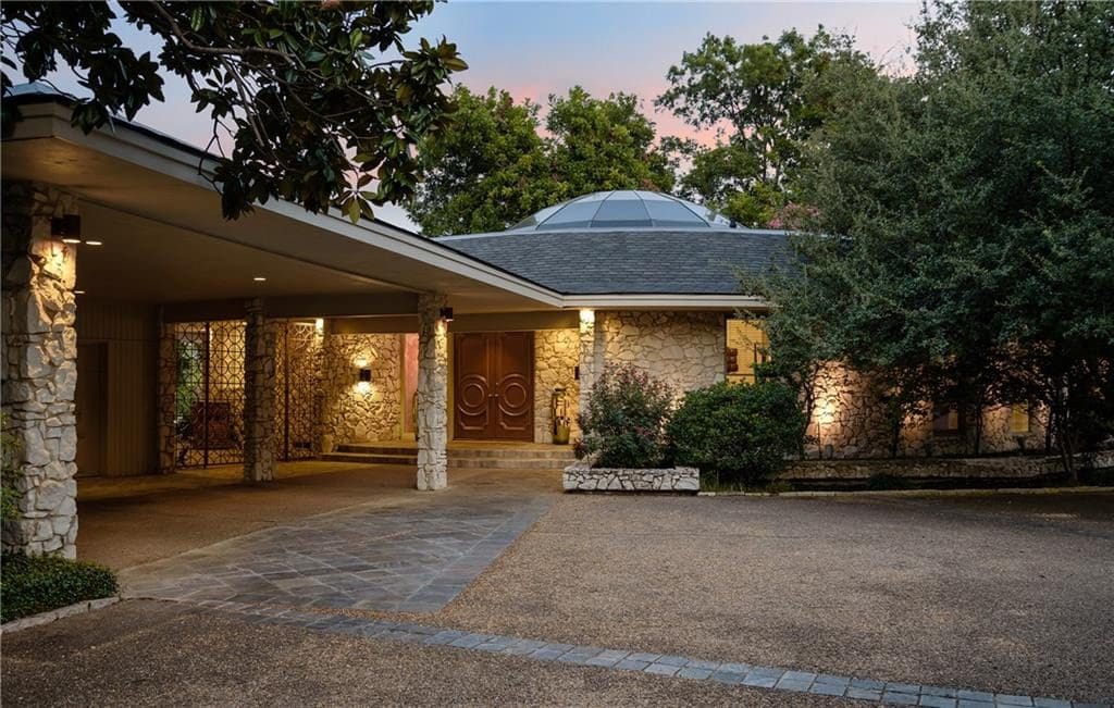 Frank L. Meier designed the house for Mary Kay in 1969. 