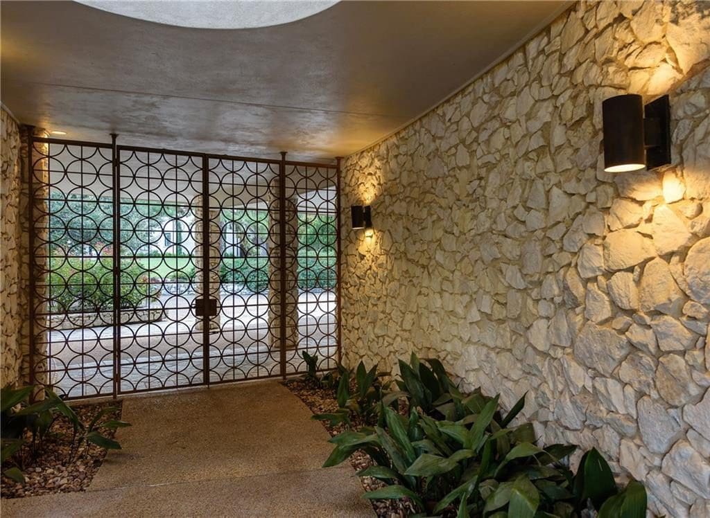 This was Mary Kay's first Dallas home. 