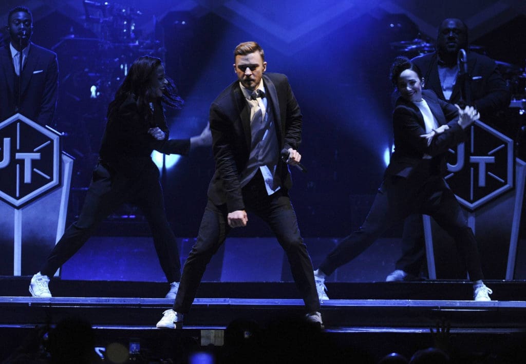 Justin Timberlake gifted a Santa Fe High School shooting survivor a pair of VIP tickets to his concert last night. 