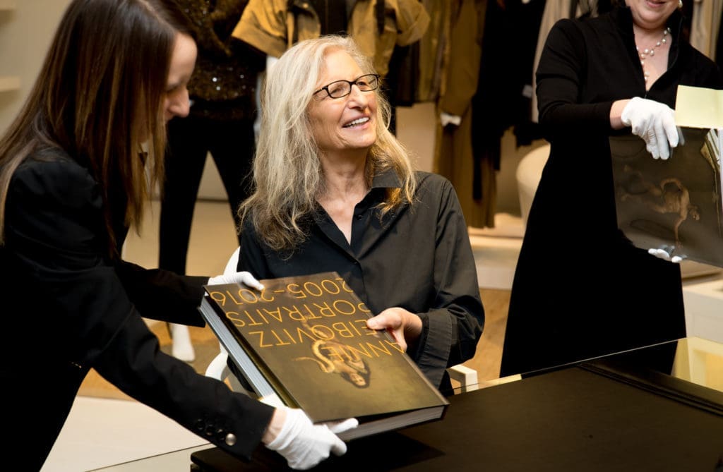 Annie Leibovitz Regals Texans with Stories of the Queen: Inside Buckingham Palace and Celebrity Homes Everywhere — a Life Through Portraits
