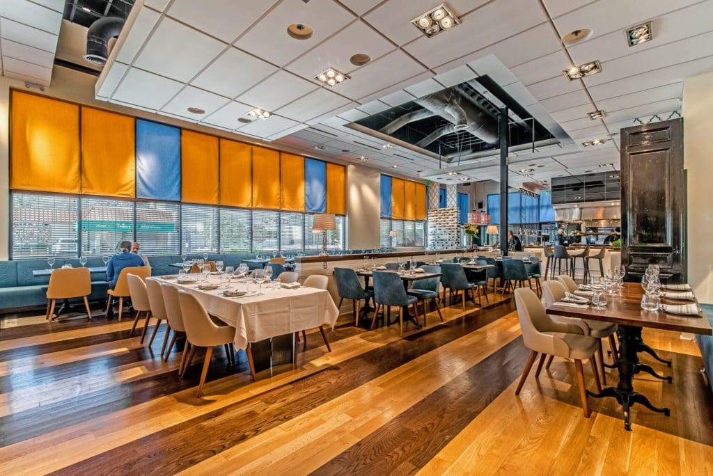 Doris Metropolitan has an open floor plan, allowing for flow and easy separation of tables during the pandemic. (Photo by Vanessa Chavez.)