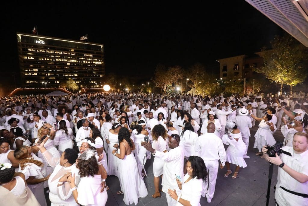 More than 2,000 all-white attendees enjoying the musical entertainment at Le Dîner en Blanc - Houston 2017 