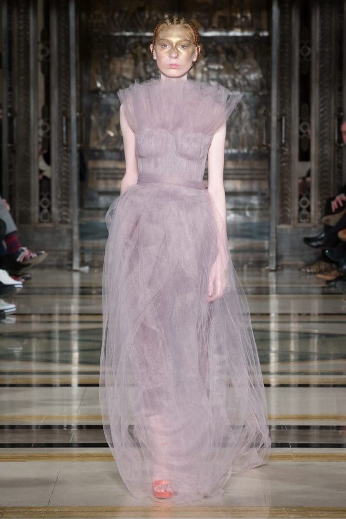 A feminine and diaphanous look.