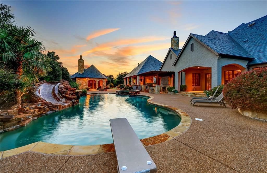 Selena Gomez is selling her Fort Worth mansion.