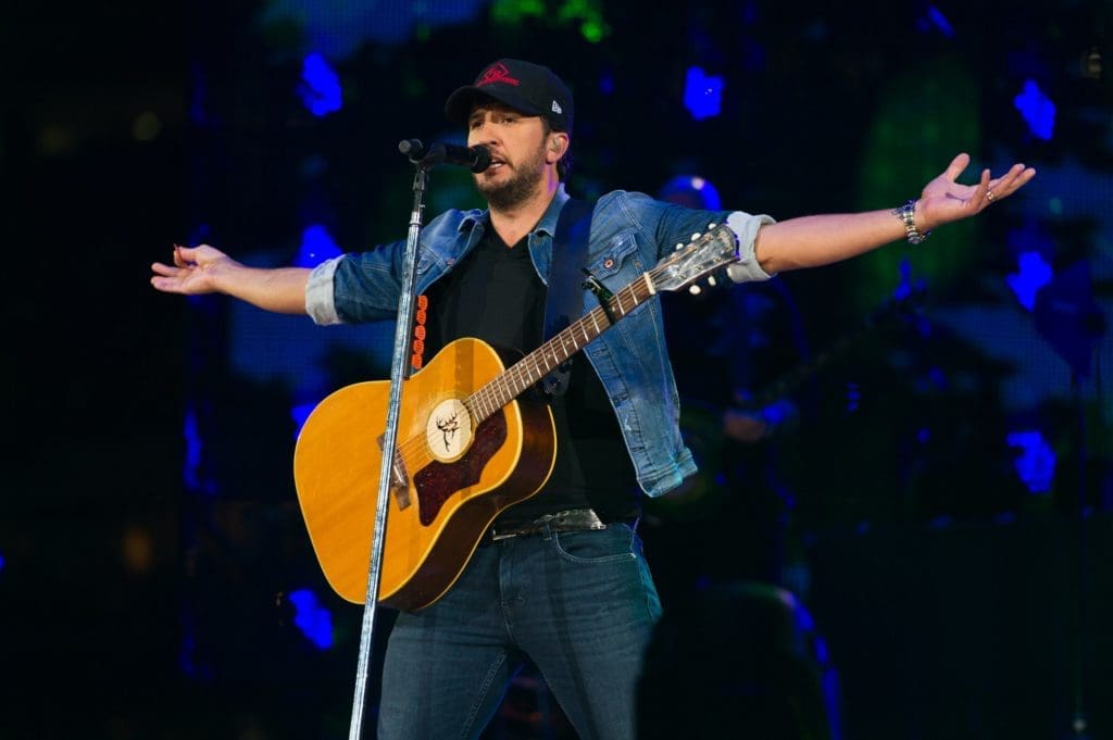 Luke Bryan Growls, Forgets His Own Song Lyrics and Shows Off His Butt in Wildest Rodeo Concert Ever: This Country Music Stars Shakes It More Than Shakira