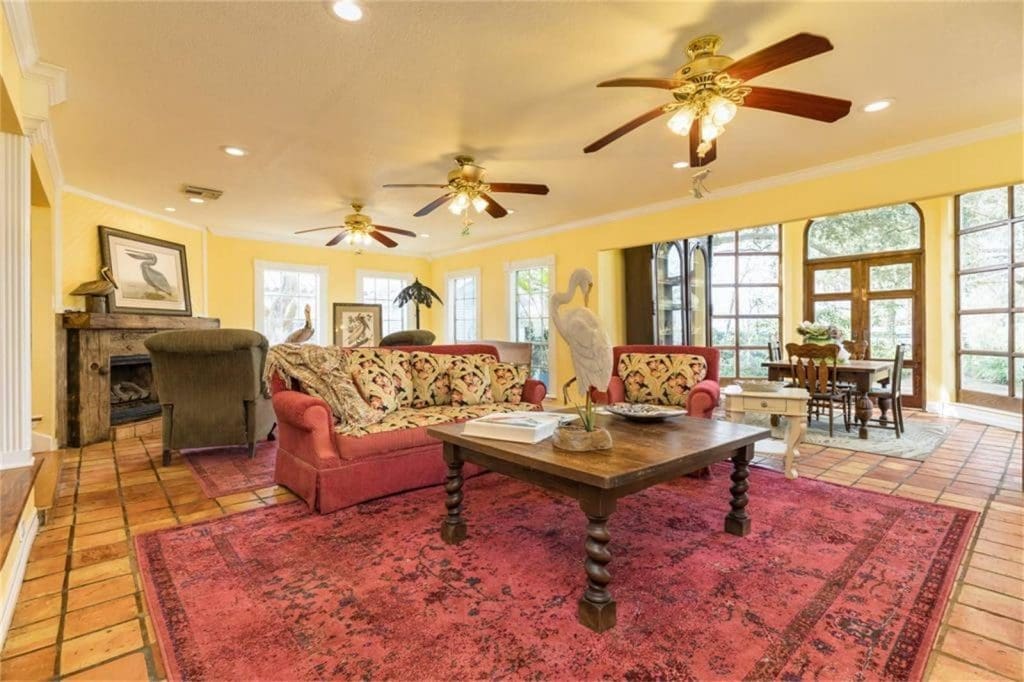 The living area has high ceilings. 