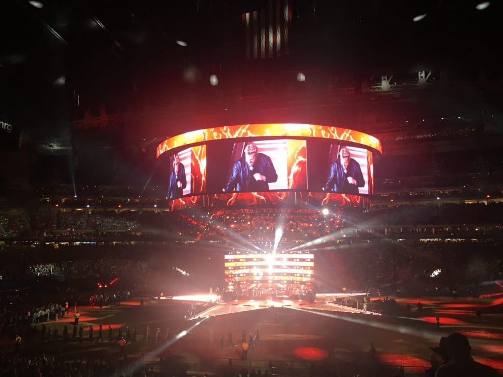 Rascal Flatts performed 12 songs during their one-hour performance. 