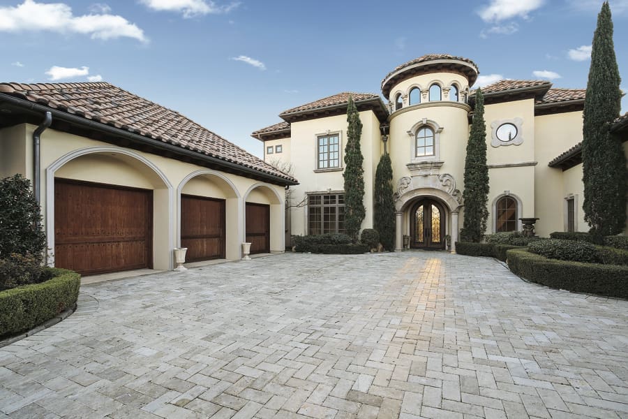 5343 Buena Vista has plenty of space to entertain.