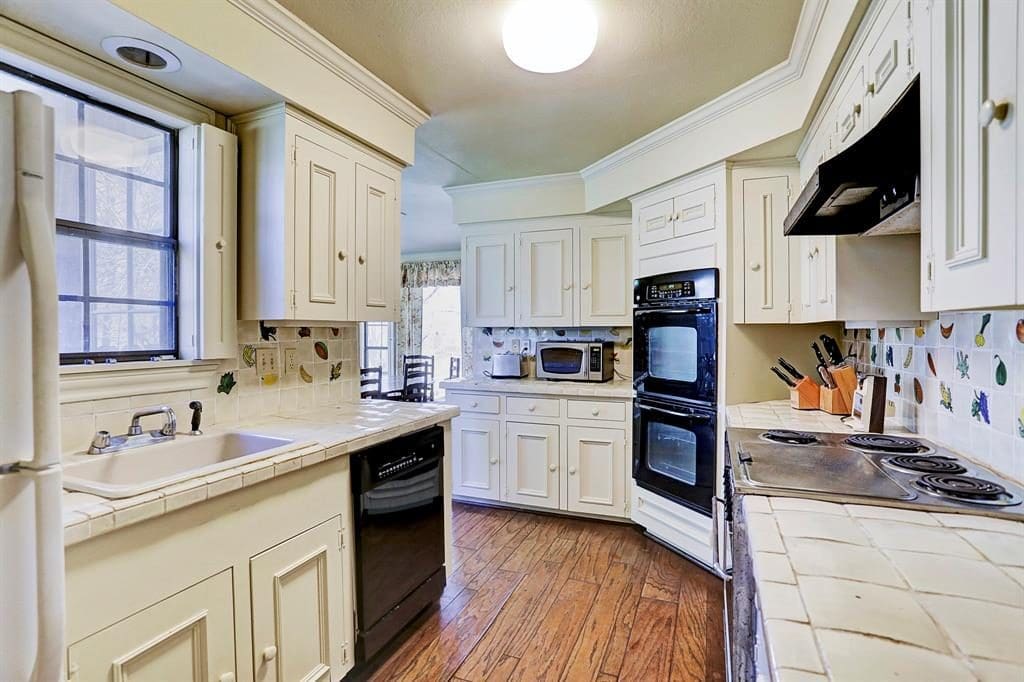 Meals made in the country kitchen can be enjoyed anywhere, from the dining room to the sun room or even the party pavilion. 