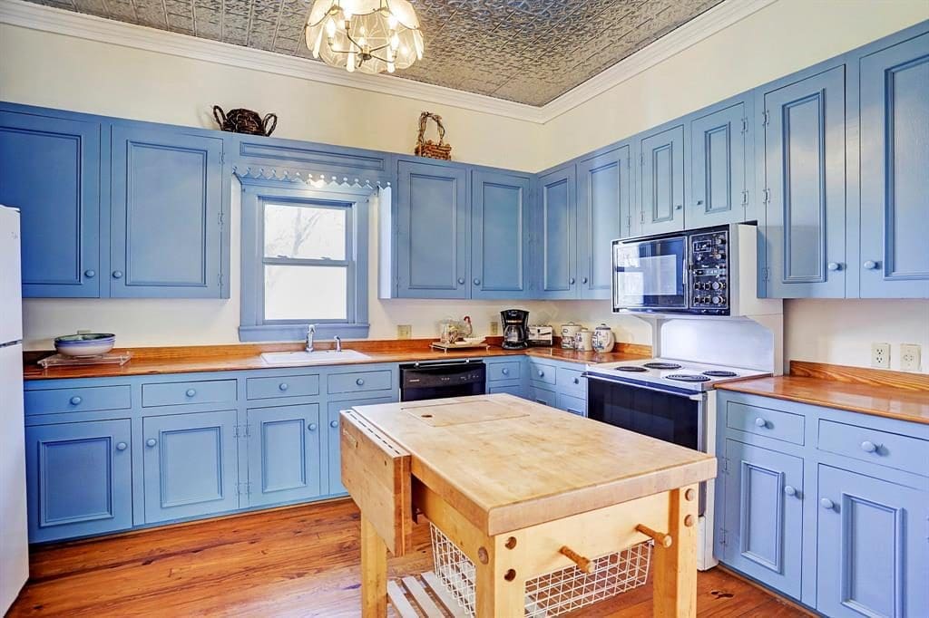 This periwinkle kitchen is equal parts quaint and cute. 