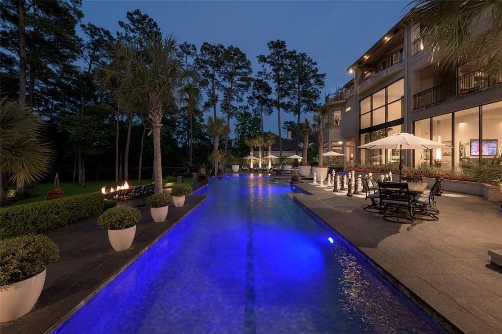 The mansion is breathtaking at night. 