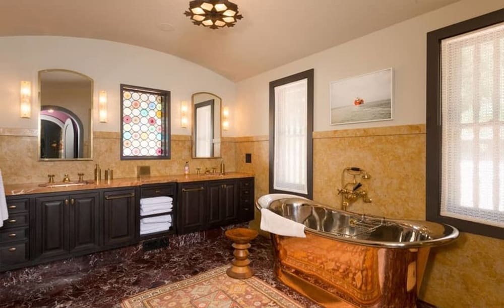The copper bathtub is perfect for a relaxing soak. 