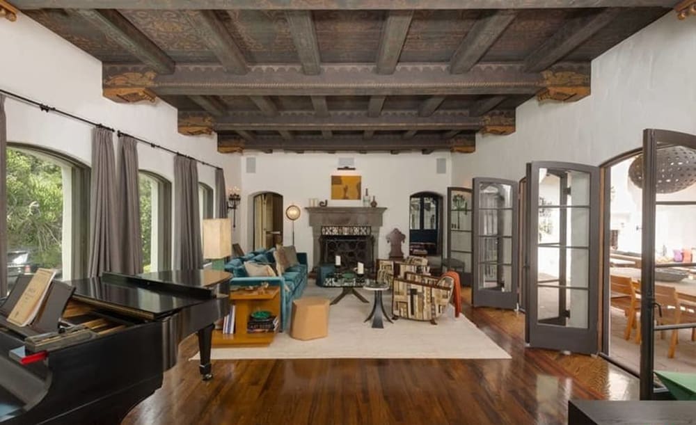 The living room features a discreet screen. 