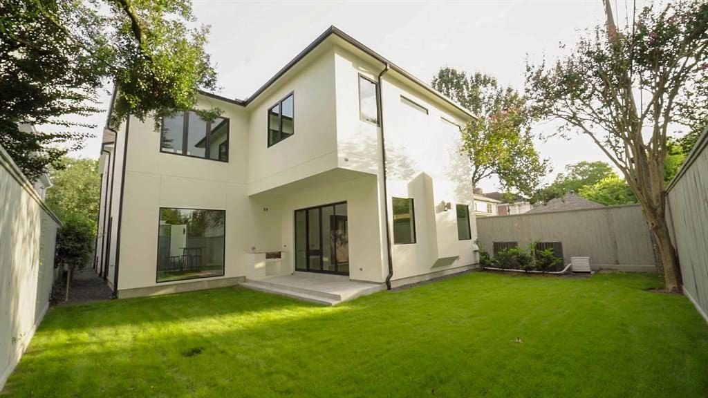 The stunning side courtyard at 4138 Villanova brings major appeal. 