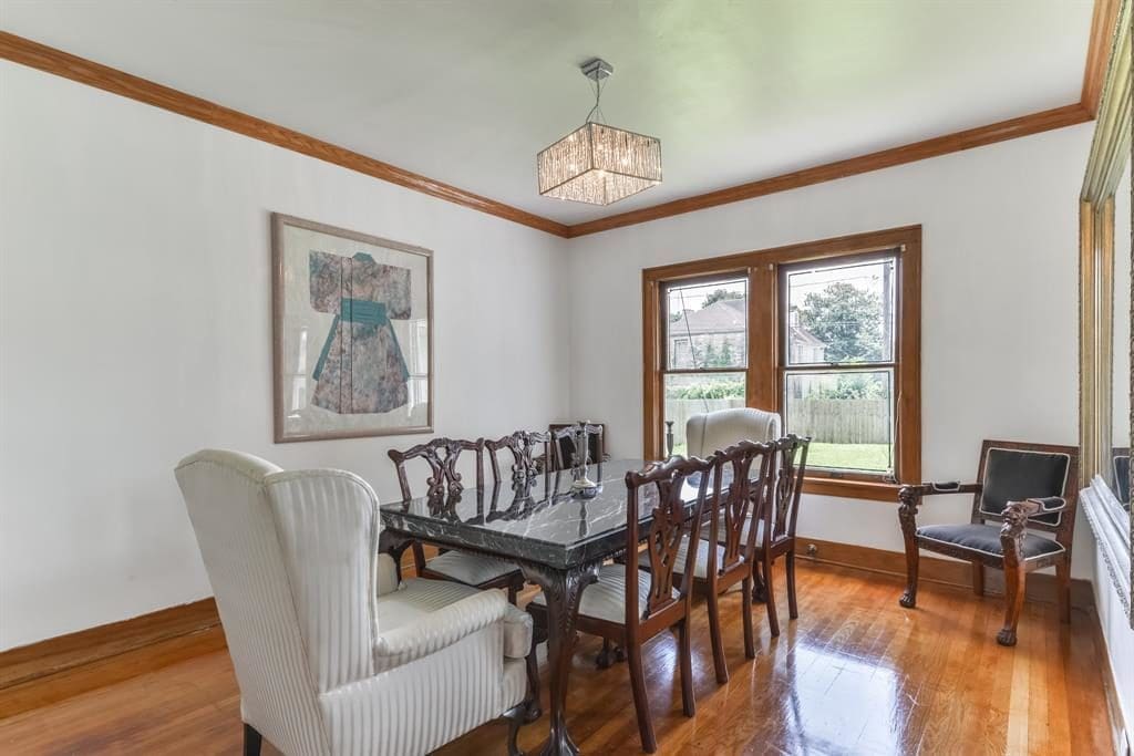 The home has easy access to Minute Maid Park, NRG Stadium and the Toyota Center. 