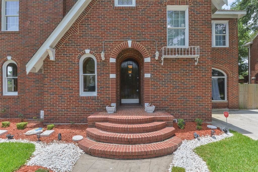 The abode is near the Texas Medical Center and Houston Museum District. 
