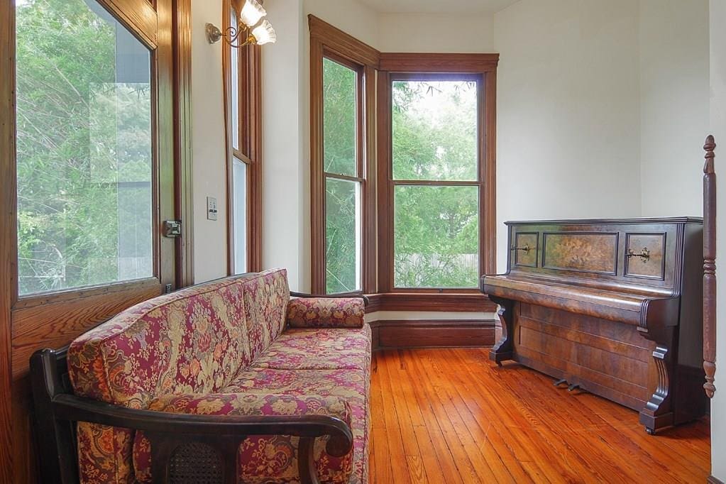 The vestibule serves as the music room and used to host chamber music. 