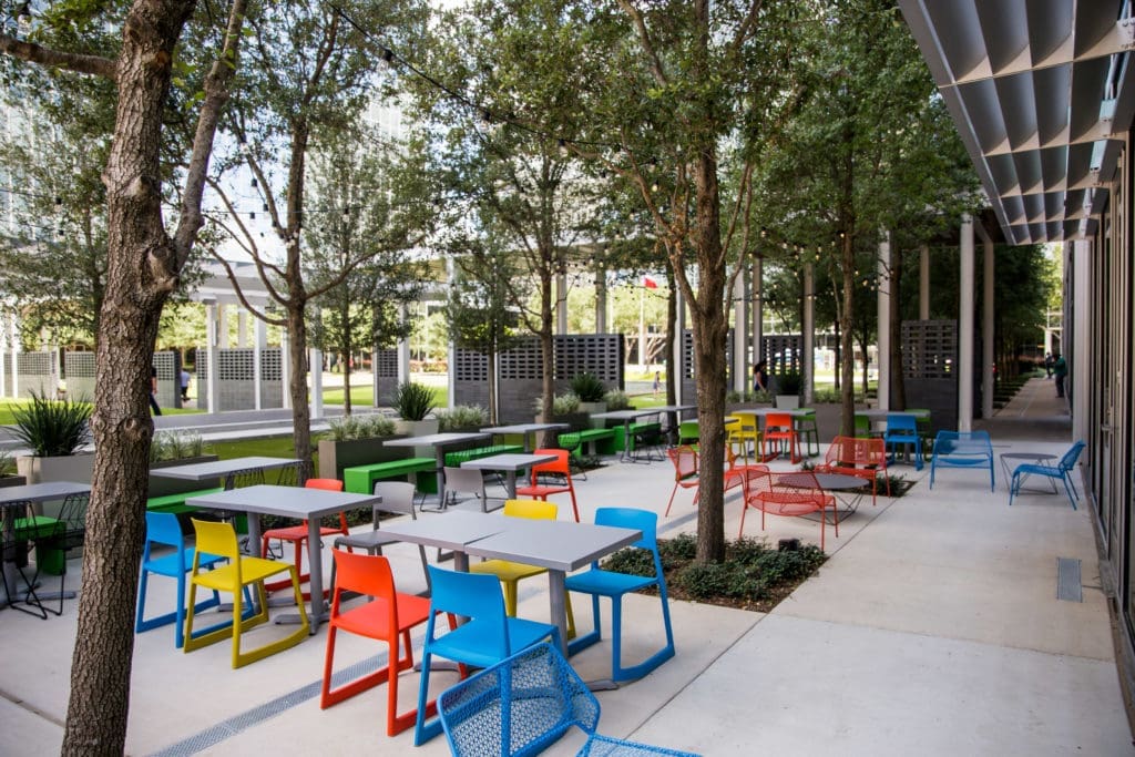 Fusion Eats' restaurant patio is right next to plenty of green. (Photo by Kirsten Gilliam Photography.)