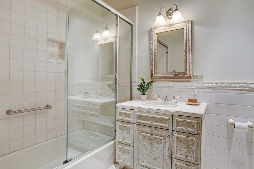 The bathrooms share that rustic Texas Hill Country feeling. 