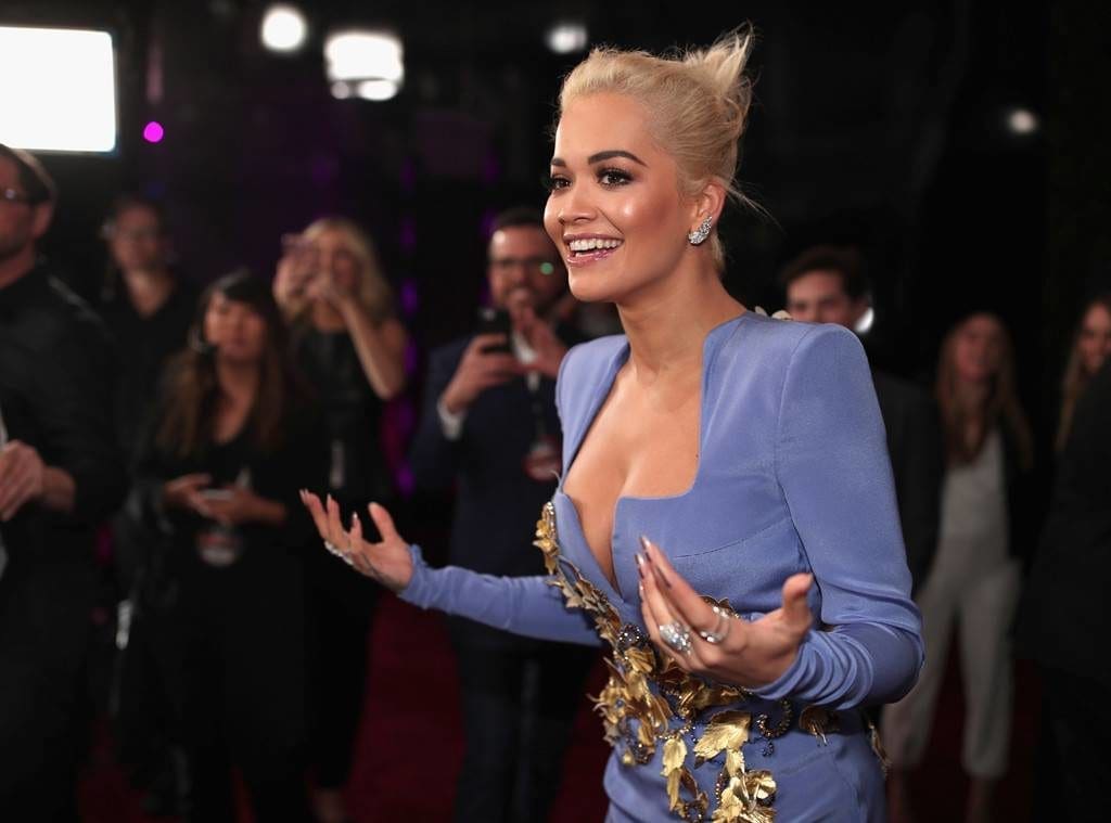 Rita Ora is one of the celebrities who dazzled at the People's Choice. (Photo courtesy E!.)
