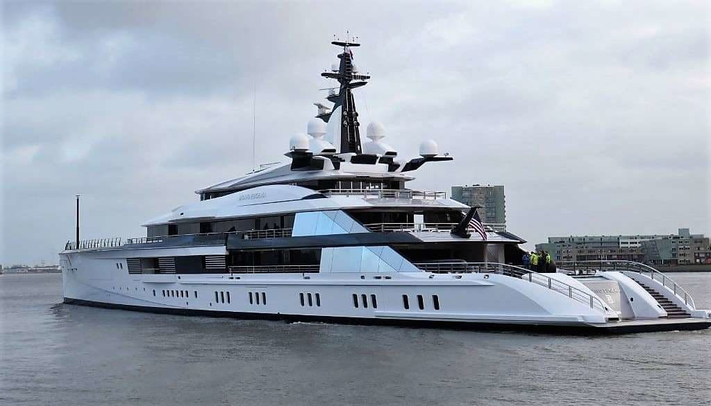 Jerry Jones' $250 million super yacht is a fitting gift for the tycoon who runs the Dallas Cowboys.