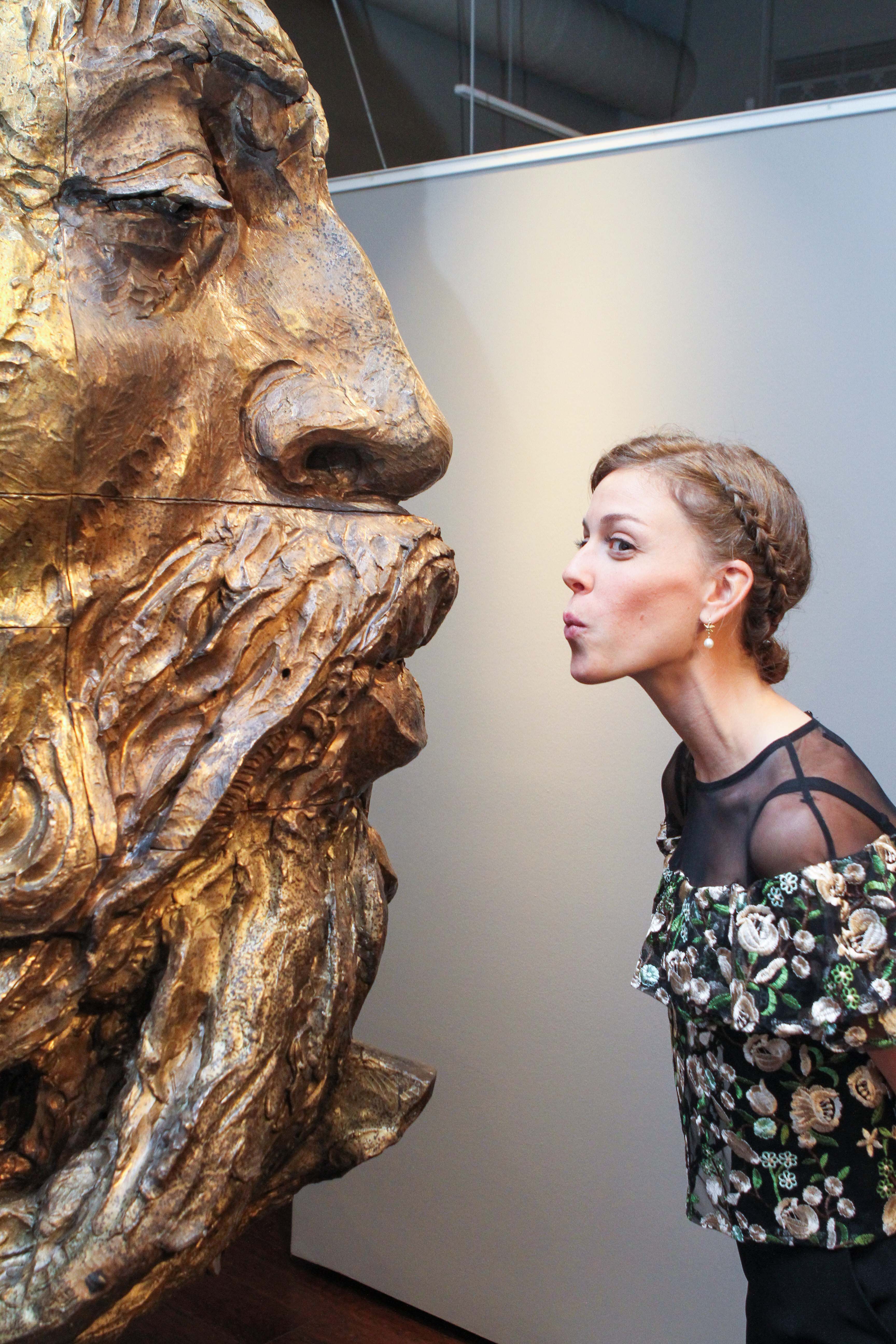 Virginia Reynolds has a close encounter with a Javier Marín sculpture. (Photo by Chris P. Bachman)