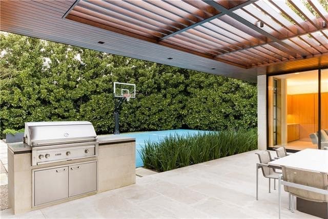 There are tons of options for both indoor and outdoor entertaining. 