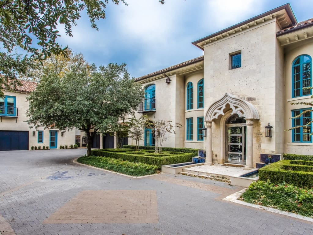 Inside the Mansion of Dallas’ <em>Real Housewives</em> Star — See That Controversial Entranceway Pool