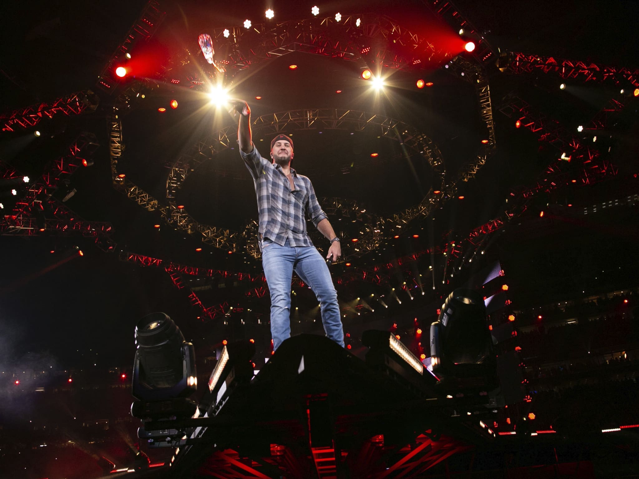 luke bryan on the edge of the stage (Photo by F. Carter Smith )