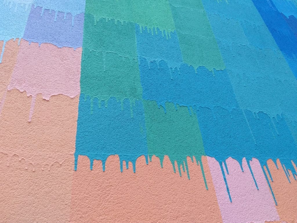 A detail of a drip: besides being a vibrant piece of street art, this mural possesses content. (Photo by the author) 