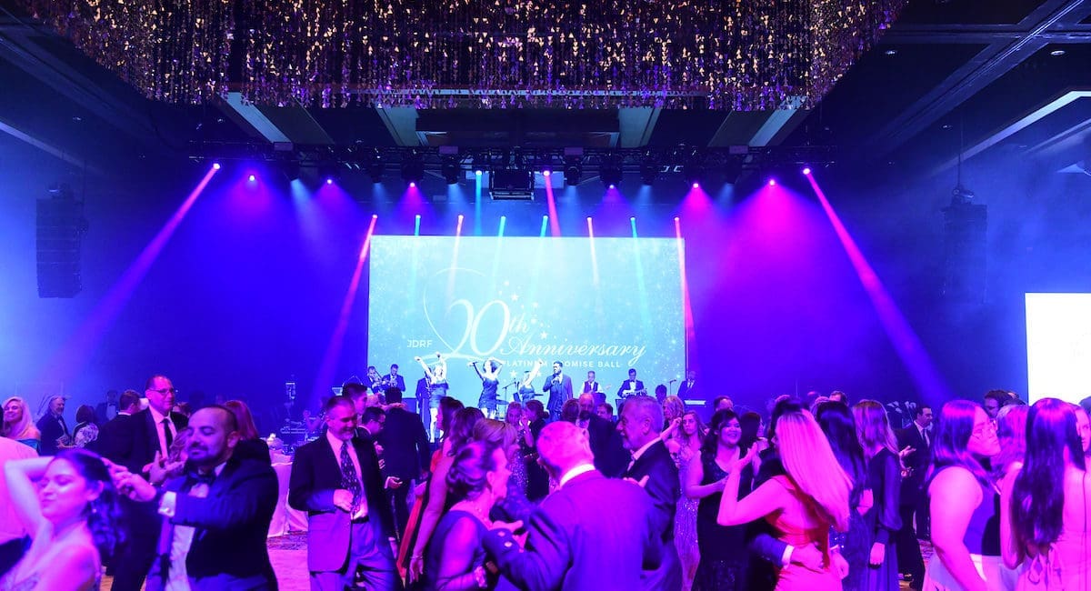 The crowd goes wild for Professor D at the 20th anniversary Houston JDRF Promise Ball. (Photo by Daniel Ortiz)